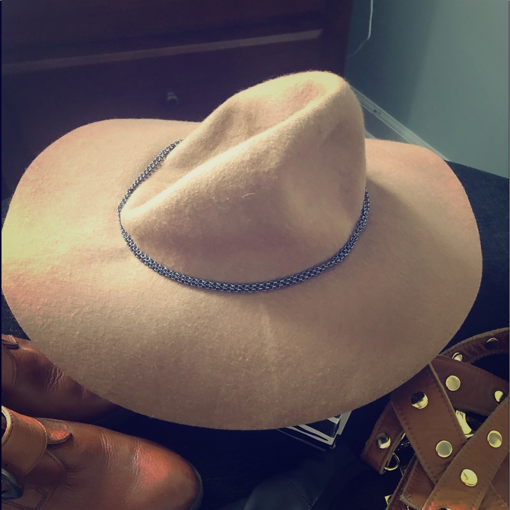 Suede hat .